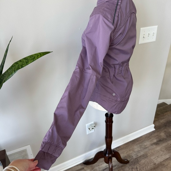 Lululemon 🍋 Light Weight Purple Hooded Jacket - Picture 3 of 13